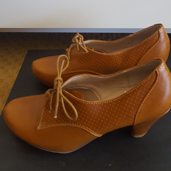 Modcloth Shoes - Modcloth Maytal Chelsea Crew oxford heels Sz 6.5/7